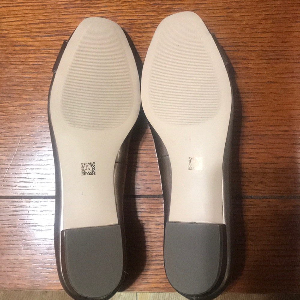 Brand new gold/bronze Anne Klein flat - Picture 2 of 4